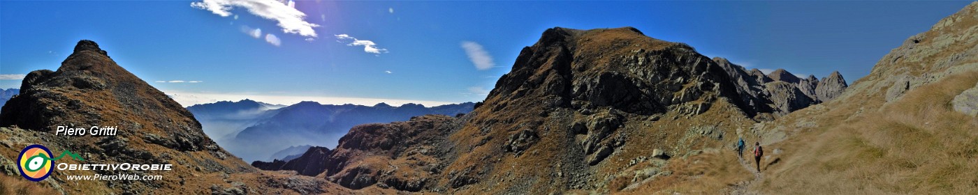 52 Dalla Bocchetta di Valle Pianella (a sx) passiamo sul 101 alla vicinissima Bocca di Trona (2224 m) a dx.jpg